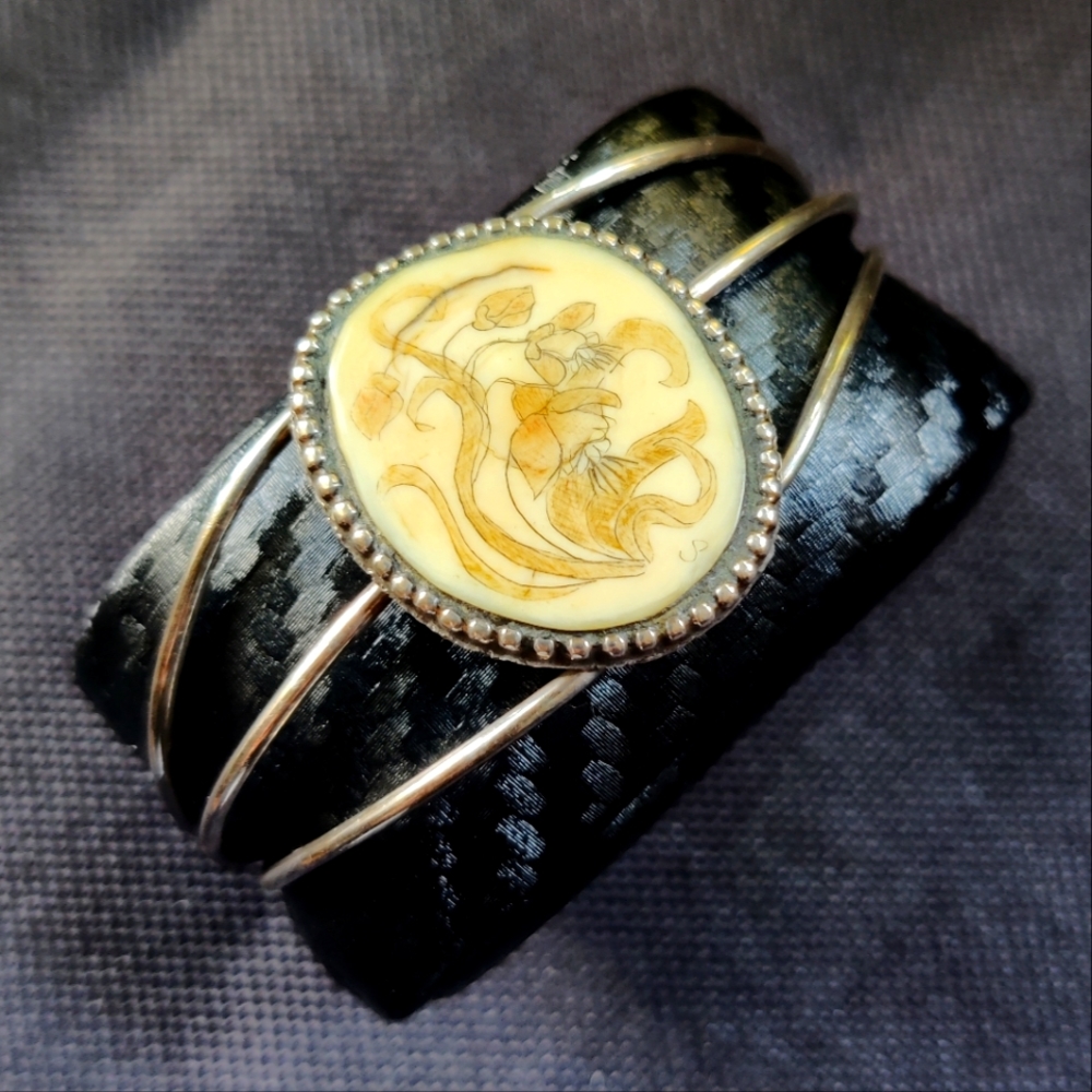 Vintage scrimshaw silver bracelet